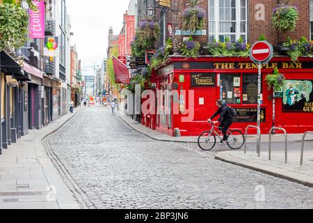 Verlassene gepflasterte Dublin`s Temple Lane mit dem Temple Bar Pub im Hintergrund beliebtes Touristenziel wegen der Sperrung der Covid-19-Pandemie geschlossen. Stockfoto